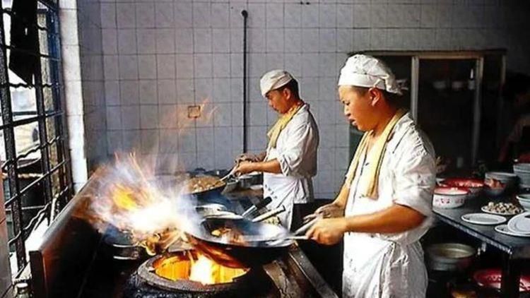 二十岁的景浩（易烊千玺 饰）独自带着年幼的mm来到深圳糊口，兄妹俩糊口温馨却拮据。为了mm昂扬的手术费，机缘偶合之下，景浩获得一个机遇，本觉得夸姣糊口行将到临，却不意遭受重创。在时候和金钱的两重压力下，毫无退路的景浩决议背注一掷，而他堕入窘境的普通人生，又可否燃起但愿的火花？                                  片子《古迹》是中宣部国度片子局2021年重点片子项目，也是2021年重点建党百年献礼片